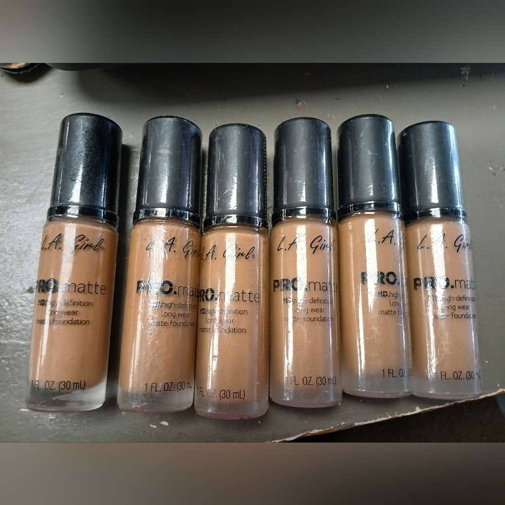 6 La Girl PRO Matte Foundation - Cafe